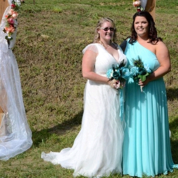 Vera Wang Wedding Gown - Picture 16 of 16